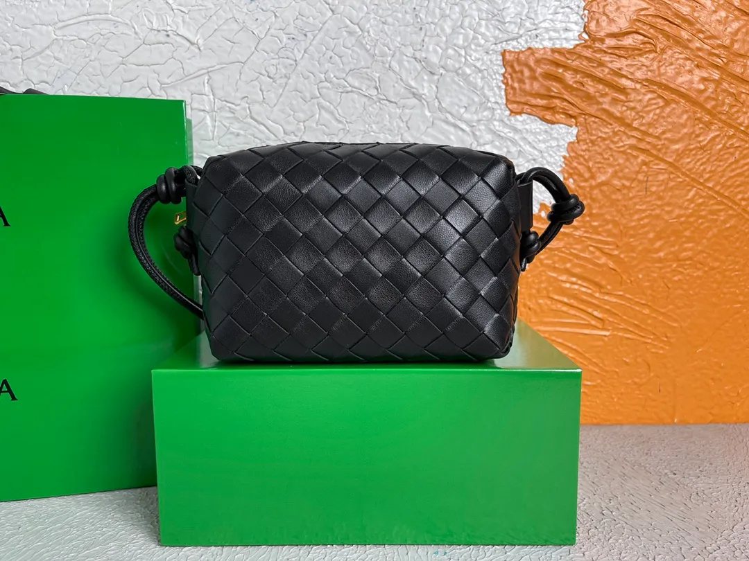 Batch 1120 BOTTEGA VENETA/Bottega 2021 new women's POUCH crossbody bag clutch, lntfecciato woven leather crossbody mini handbag, single internal open pocket, zipper closure, computer embroidered leather shoulder strap can be adjusted in length, model: 30308 Color: black Origin: Italy Size: 17*12*8